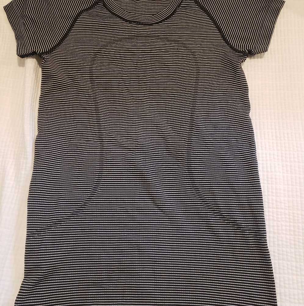 Black and white Swiftly Tech short sleeve